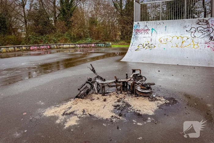 Scooter brandt volledig uit op skatepark