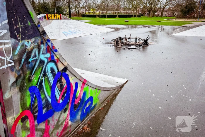Scooter brandt volledig uit op skatepark