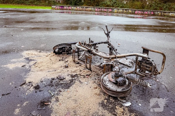 Scooter brandt volledig uit op skatepark