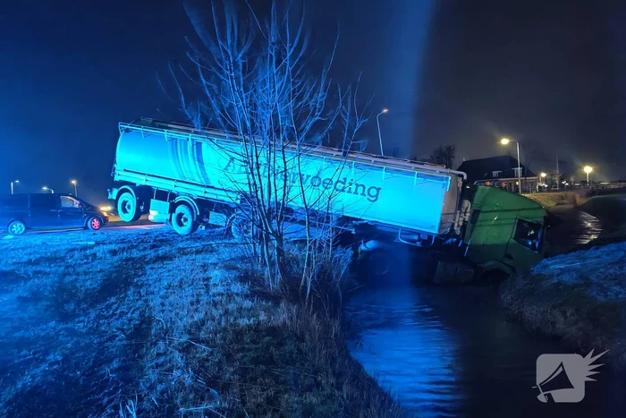 Vrachtwagenchauffeur verliest macht over stuur en belandt in sloot