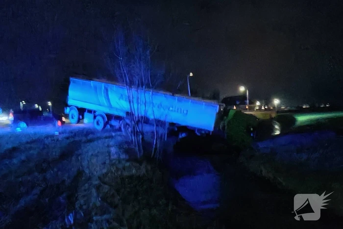 Vrachtwagenchauffeur verliest macht over stuur en belandt in sloot