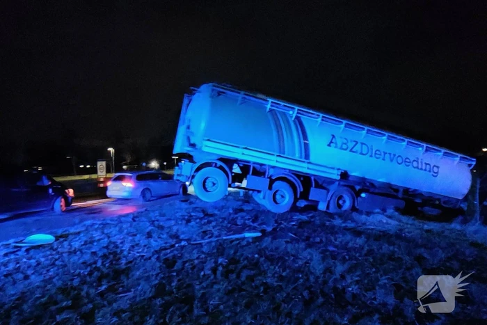 Vrachtwagenchauffeur verliest macht over stuur en belandt in sloot
