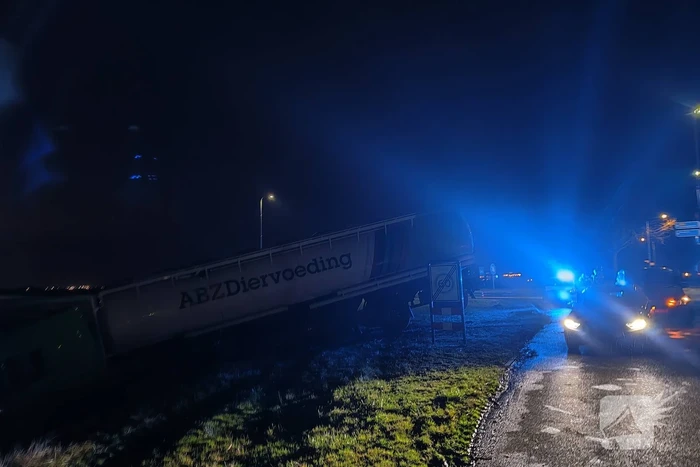 Vrachtwagenchauffeur verliest macht over stuur en belandt in sloot