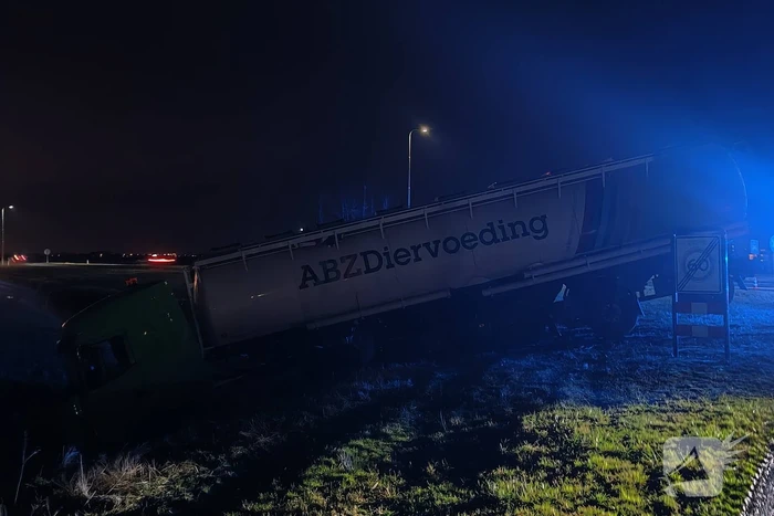 Vrachtwagenchauffeur verliest macht over stuur en belandt in sloot