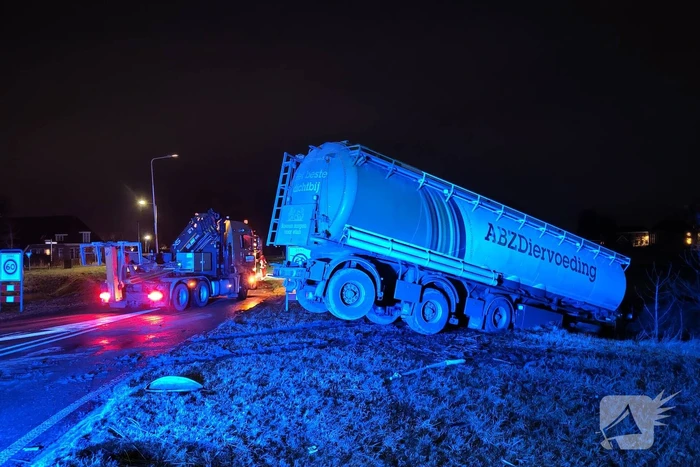 Vrachtwagenchauffeur verliest macht over stuur en belandt in sloot