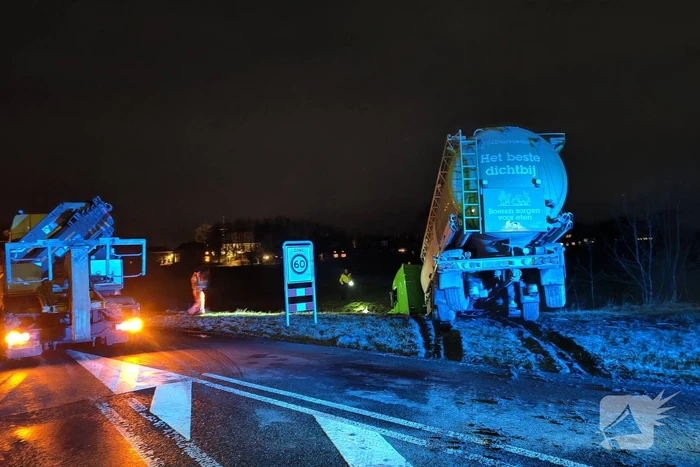 Vrachtwagenchauffeur verliest macht over stuur en belandt in sloot