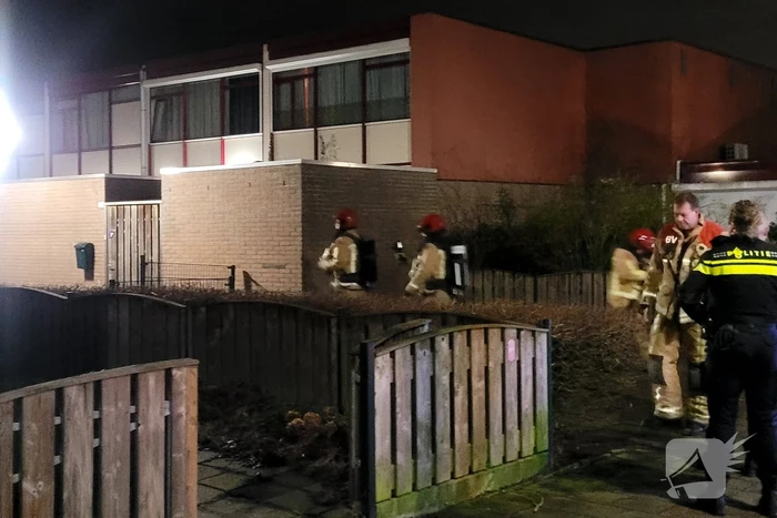 Brandweer redt persoon uit brandende woning