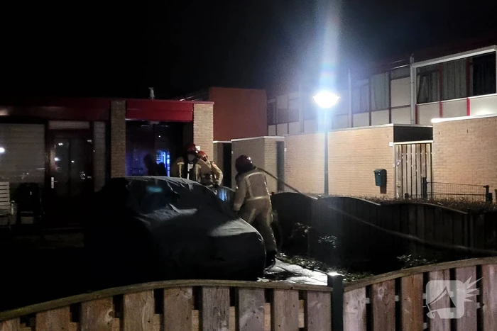 Brandweer redt persoon uit brandende woning
