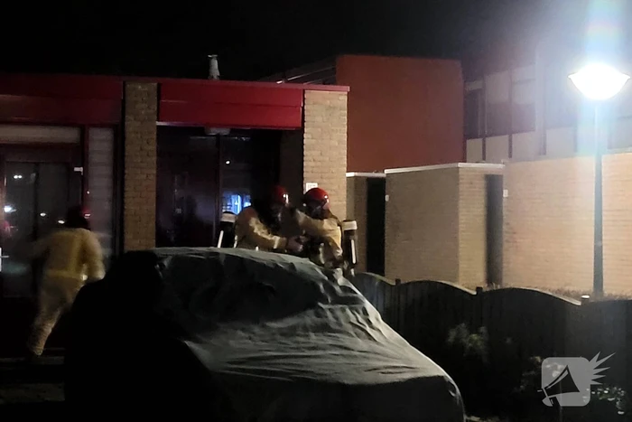 Brandweer redt persoon uit brandende woning