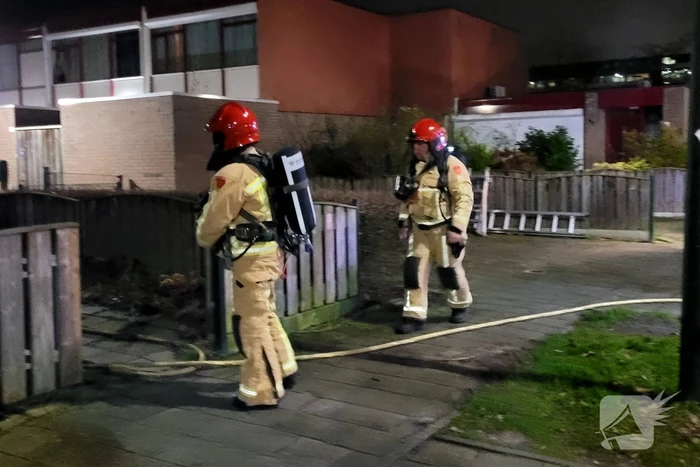 Brandweer redt persoon uit brandende woning