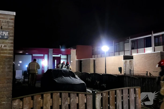 Brandweer redt persoon uit brandende woning