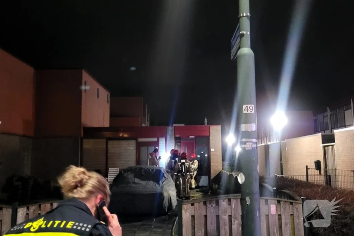 Brandweer redt persoon uit brandende woning