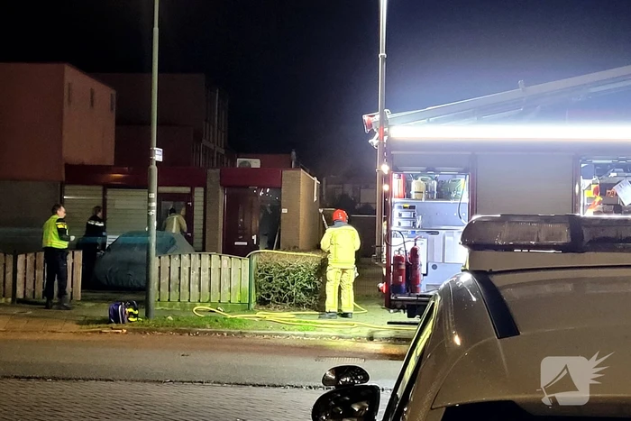 Brandweer redt persoon uit brandende woning