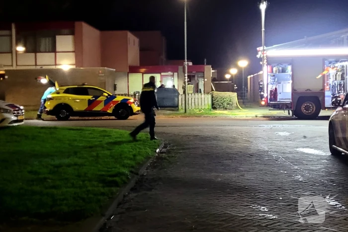 Brandweer redt persoon uit brandende woning