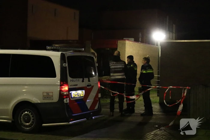 Brandweer redt persoon uit brandende woning