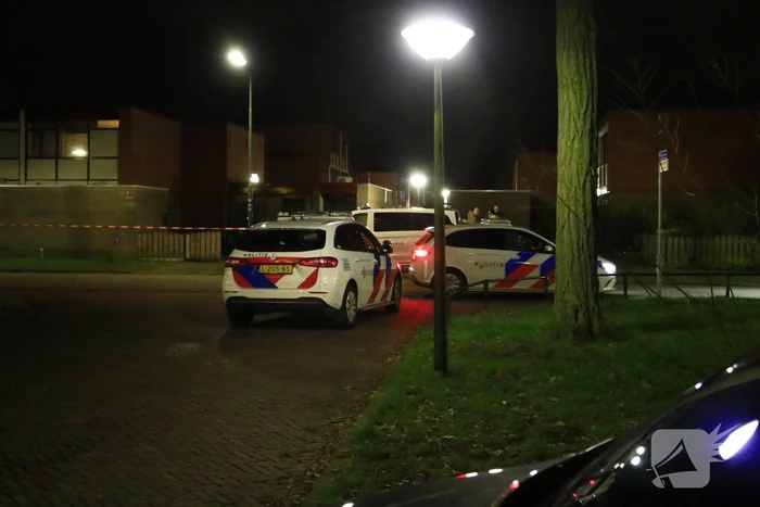Brandweer redt persoon uit brandende woning