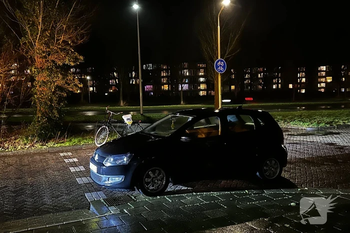 Fietser en automobilist botsen op kruising