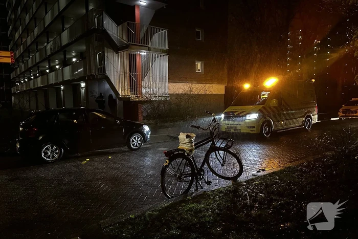 Fietser en automobilist botsen op kruising