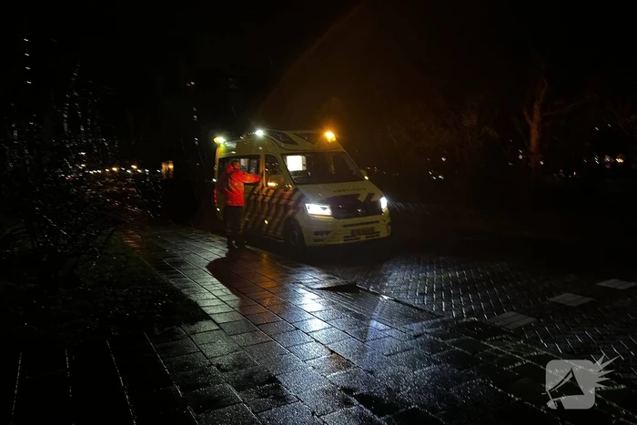 Fietser en automobilist botsen op kruising