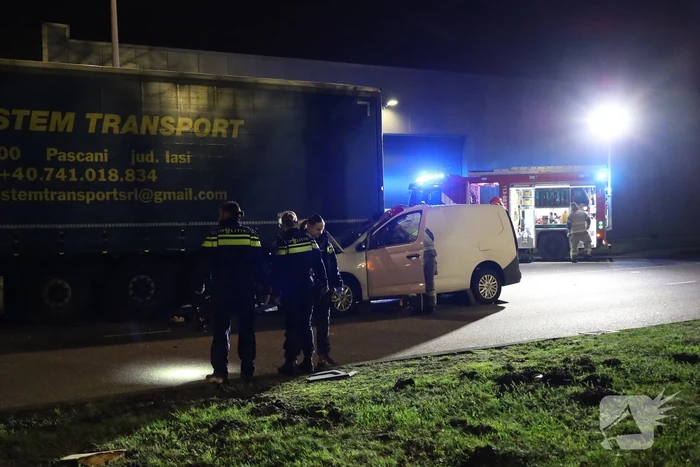 Bestuurder bestelauto rijdt achterom vrachtwagentrailer