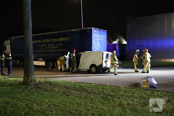 Bestuurder bestelauto rijdt achterom vrachtwagentrailer