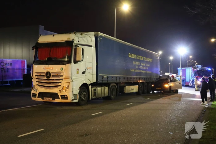 Bestuurder bestelauto rijdt achterom vrachtwagentrailer