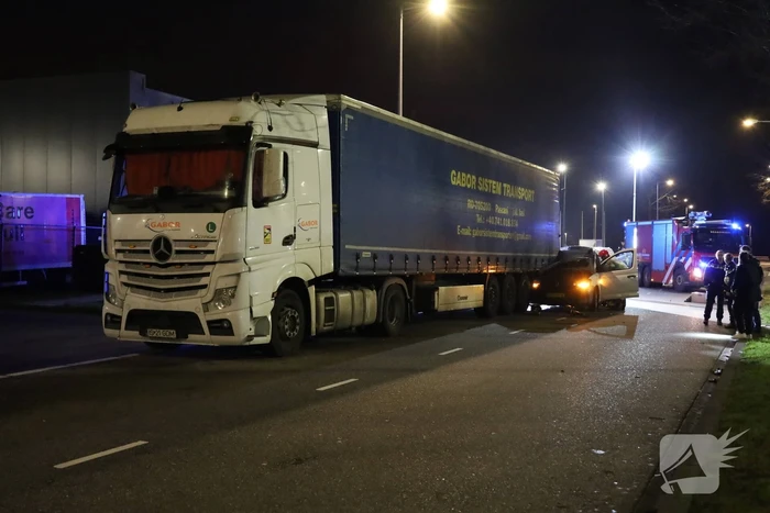 Bestuurder bestelauto rijdt achterom vrachtwagentrailer