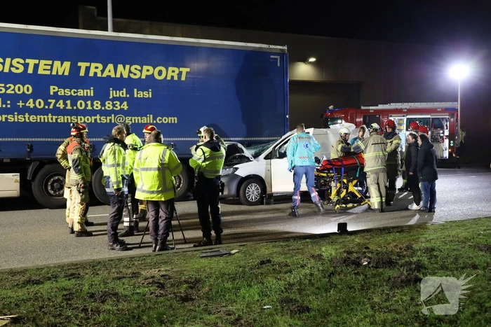 Bestuurder bestelauto rijdt achterom vrachtwagentrailer
