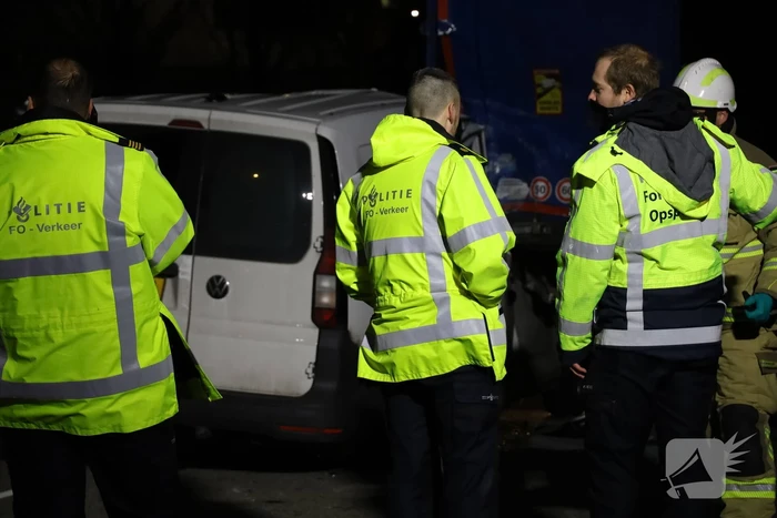 Bestuurder bestelauto rijdt achterom vrachtwagentrailer