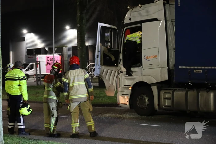 Bestuurder bestelauto rijdt achterom vrachtwagentrailer