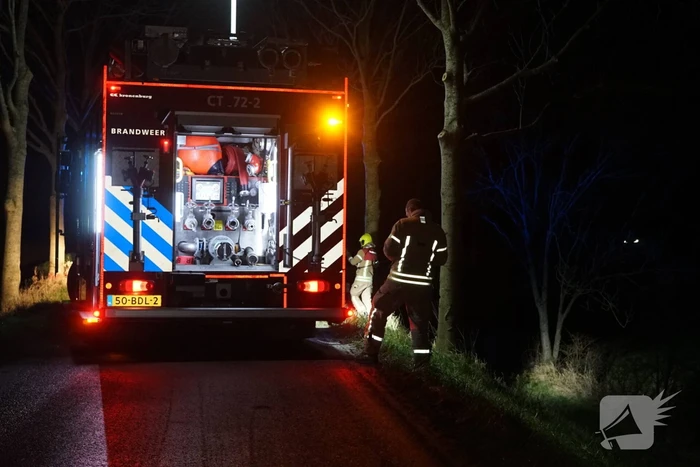 Gewonde nadat personenauto tegen boom botst