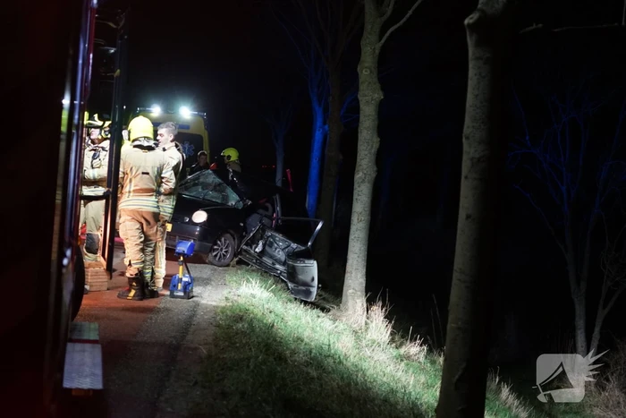 Gewonde nadat personenauto tegen boom botst