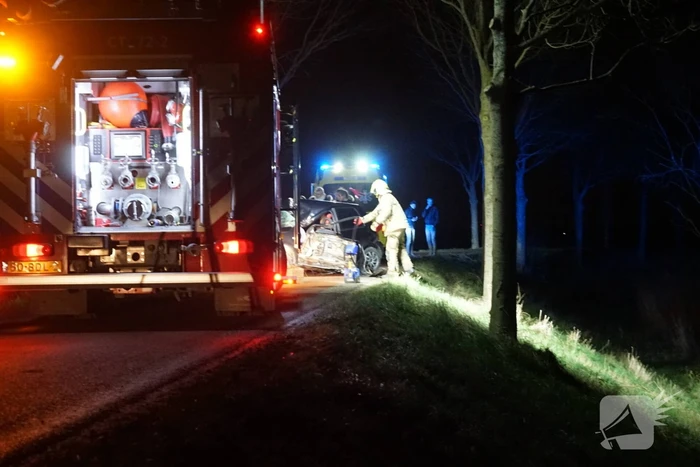 Gewonde nadat personenauto tegen boom botst