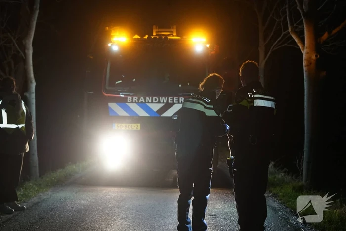 Gewonde nadat personenauto tegen boom botst