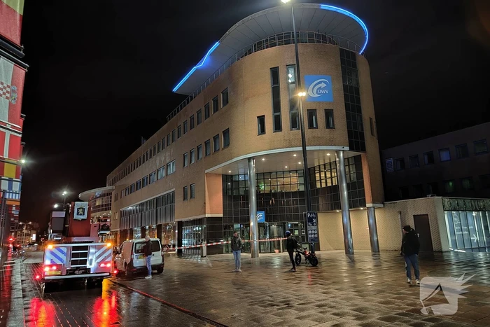 Brandweer ingezet voor loshangende verlichting