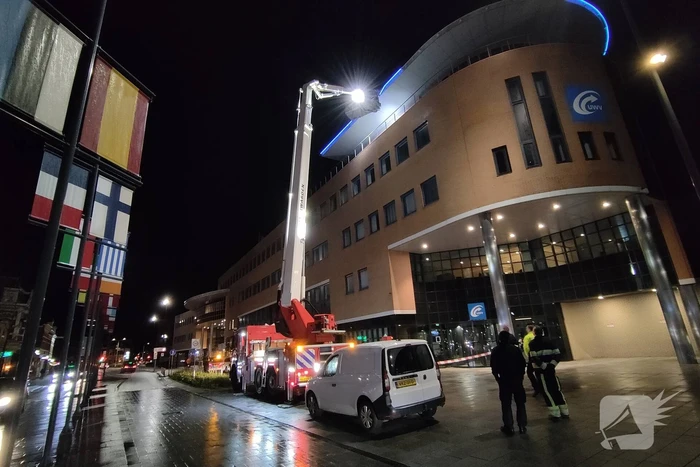 Brandweer ingezet voor loshangende verlichting