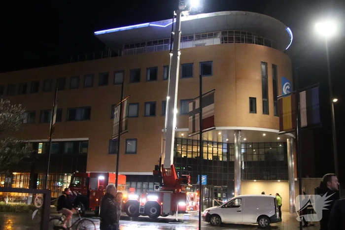 Brandweer ingezet voor loshangende verlichting