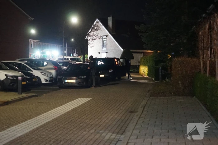 Man zit gewond op dak van schuur na mogelijk steekincident
