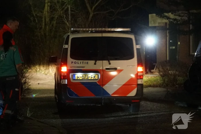 Man zit gewond op dak van schuur na mogelijk steekincident