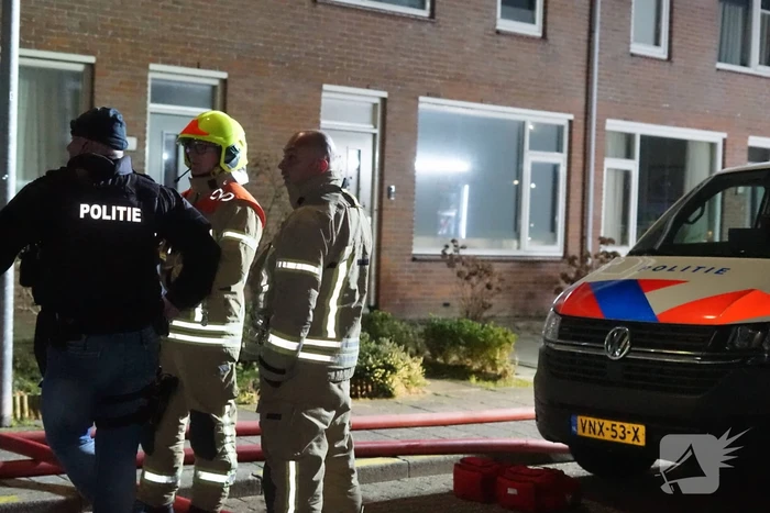 Man zit gewond op dak van schuur na mogelijk steekincident