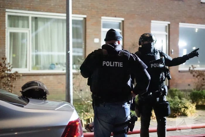 Man zit gewond op dak van schuur na mogelijk steekincident