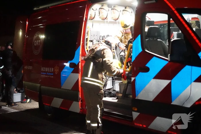 Man zit gewond op dak van schuur na mogelijk steekincident