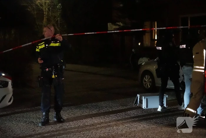Man zit gewond op dak van schuur na mogelijk steekincident