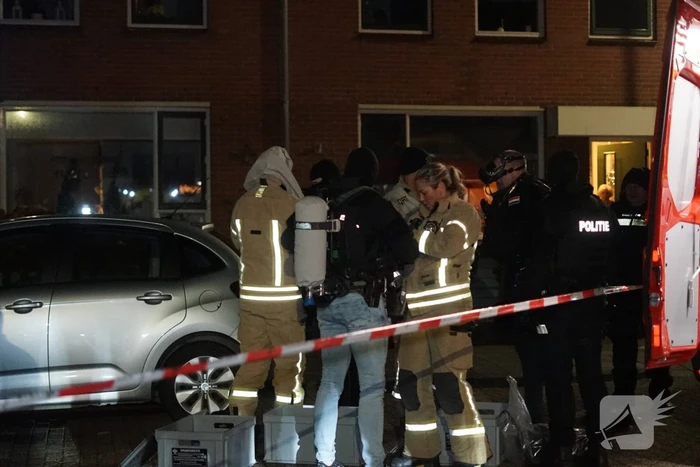Man zit gewond op dak van schuur na mogelijk steekincident
