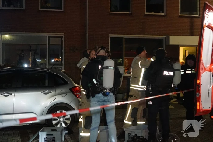 Man zit gewond op dak van schuur na mogelijk steekincident