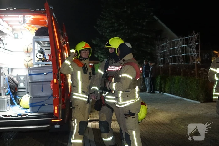 Man zit gewond op dak van schuur na mogelijk steekincident