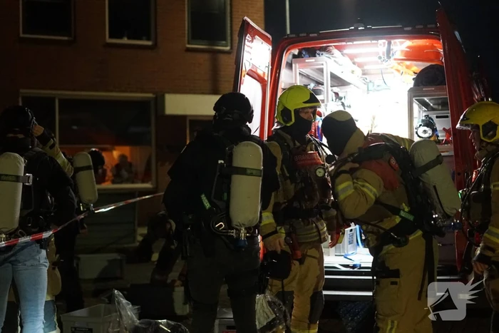 Man zit gewond op dak van schuur na mogelijk steekincident