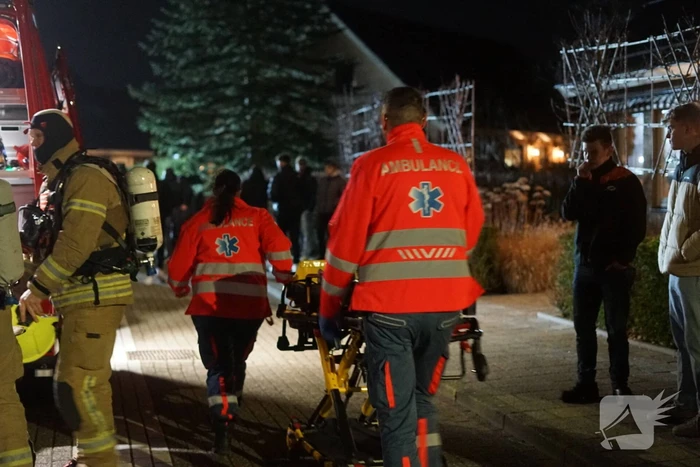 Man zit gewond op dak van schuur na mogelijk steekincident
