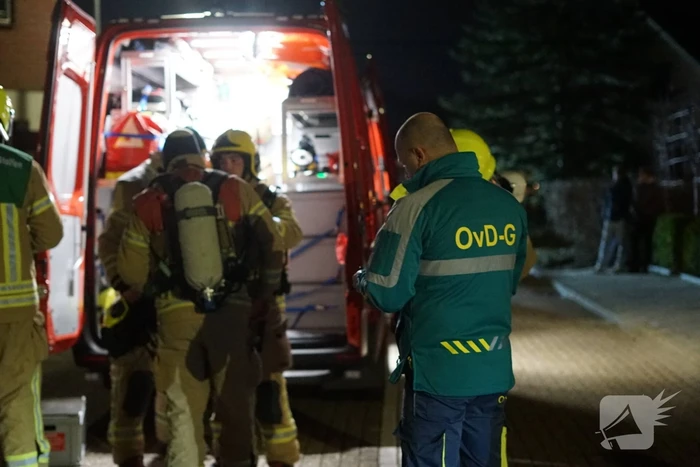 Man zit gewond op dak van schuur na mogelijk steekincident