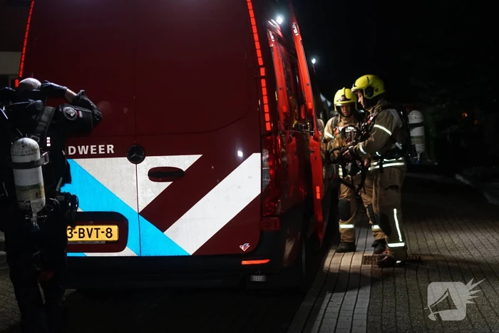 Man zit gewond op dak van schuur na mogelijk steekincident